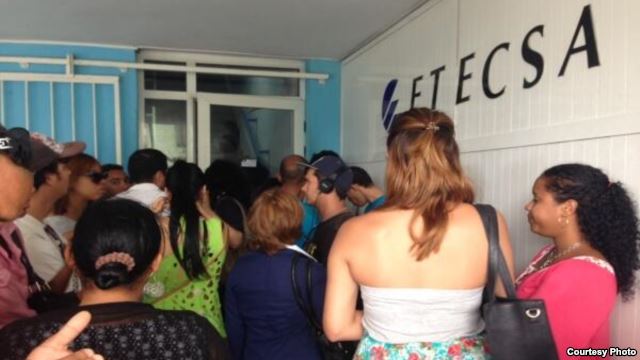 Usuarios de ETECSA denuncian monopolio cubano por estafa.