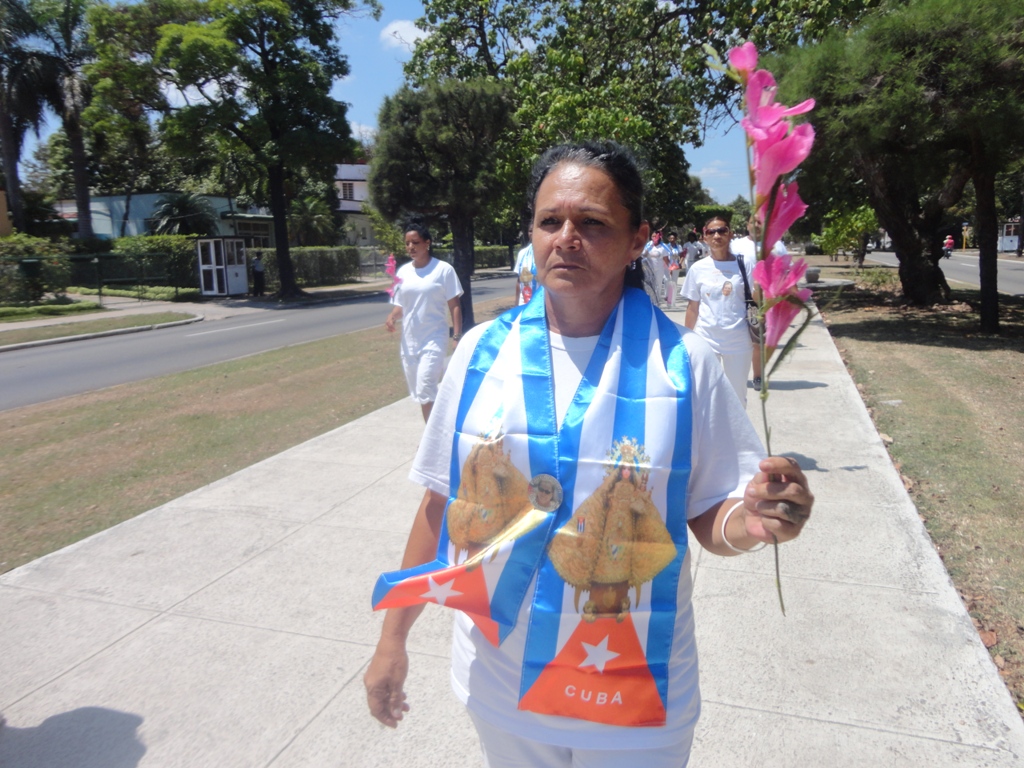 Dama de Blanco Liberada gracias a sus compañeras y otros activistas. Gallardo Continúa marchando pacíficamente a pesar que la represión sigue.