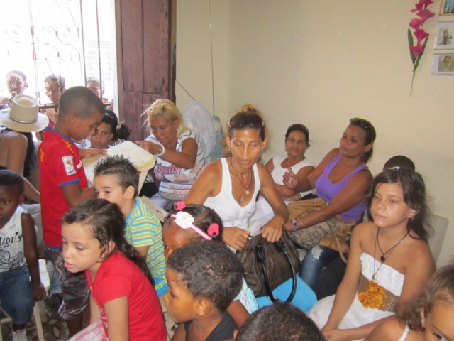 Joven cubana sufre discriminación por parte de la Seguridad del Estado debido a la participación de la madre en las Damas de Blanco.