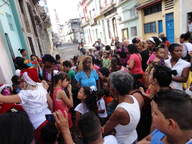 Mas de 1000 niños celebran Día de los reyes magos en Cuba.