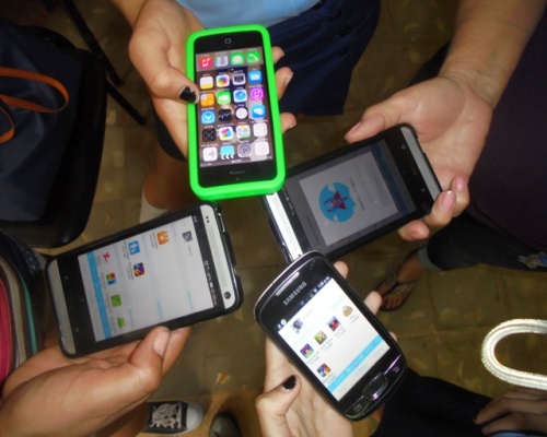 Young Cubans interconnecting via smartphone apps that work without Internet.