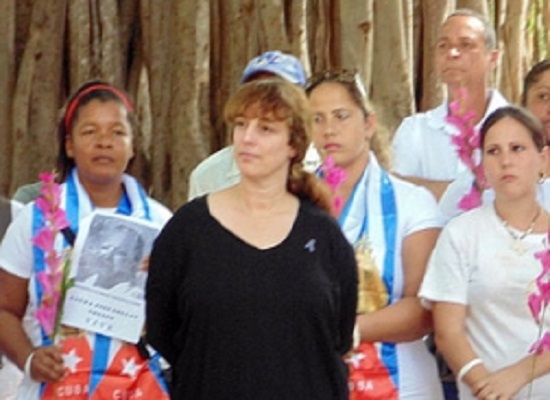 Performance artist Tania Bruguera meets with Ladies in White: Thanks them for support.
